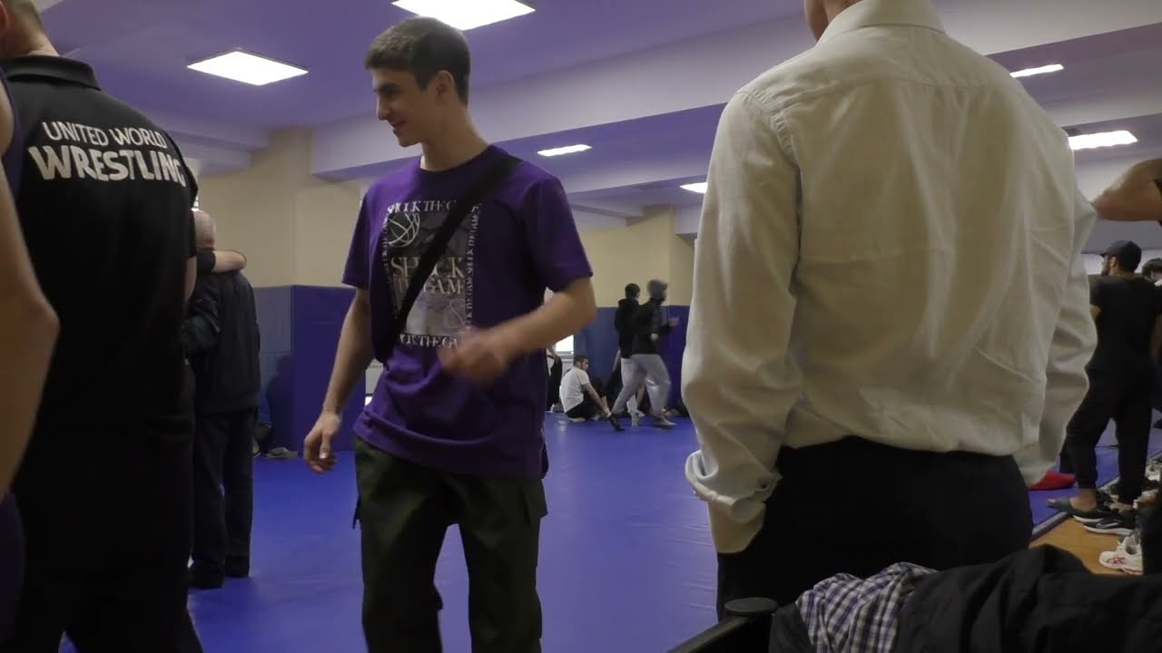 Взвешивание борцов до 57 кг на первенстве Дагестана 2024 среди юниоров до 24 лет в Каспийске.