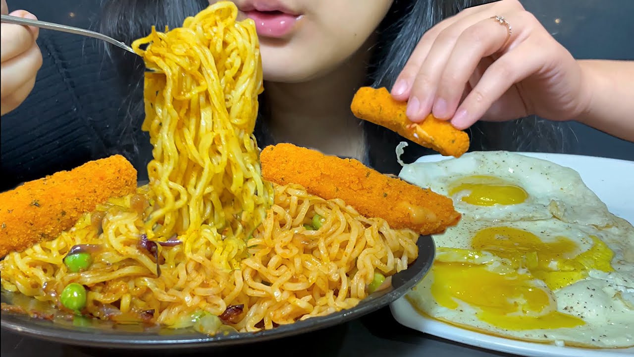 Eating my comfort food ♥️ Fried maggi and half fried eggs with cheese pizza sticks