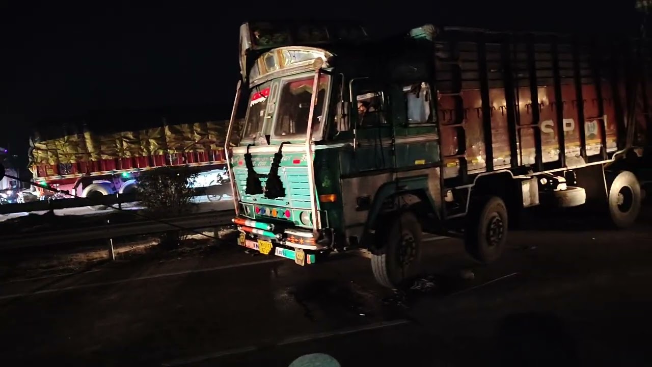 #darvar bhaiyo se anrodh hai ki dhundh me gadi aram se chalaye accident