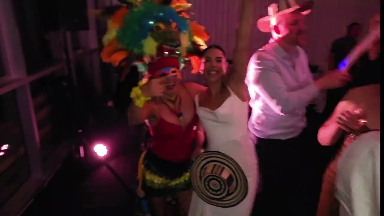 Cumbia Magistral & hora loca wedding experience 