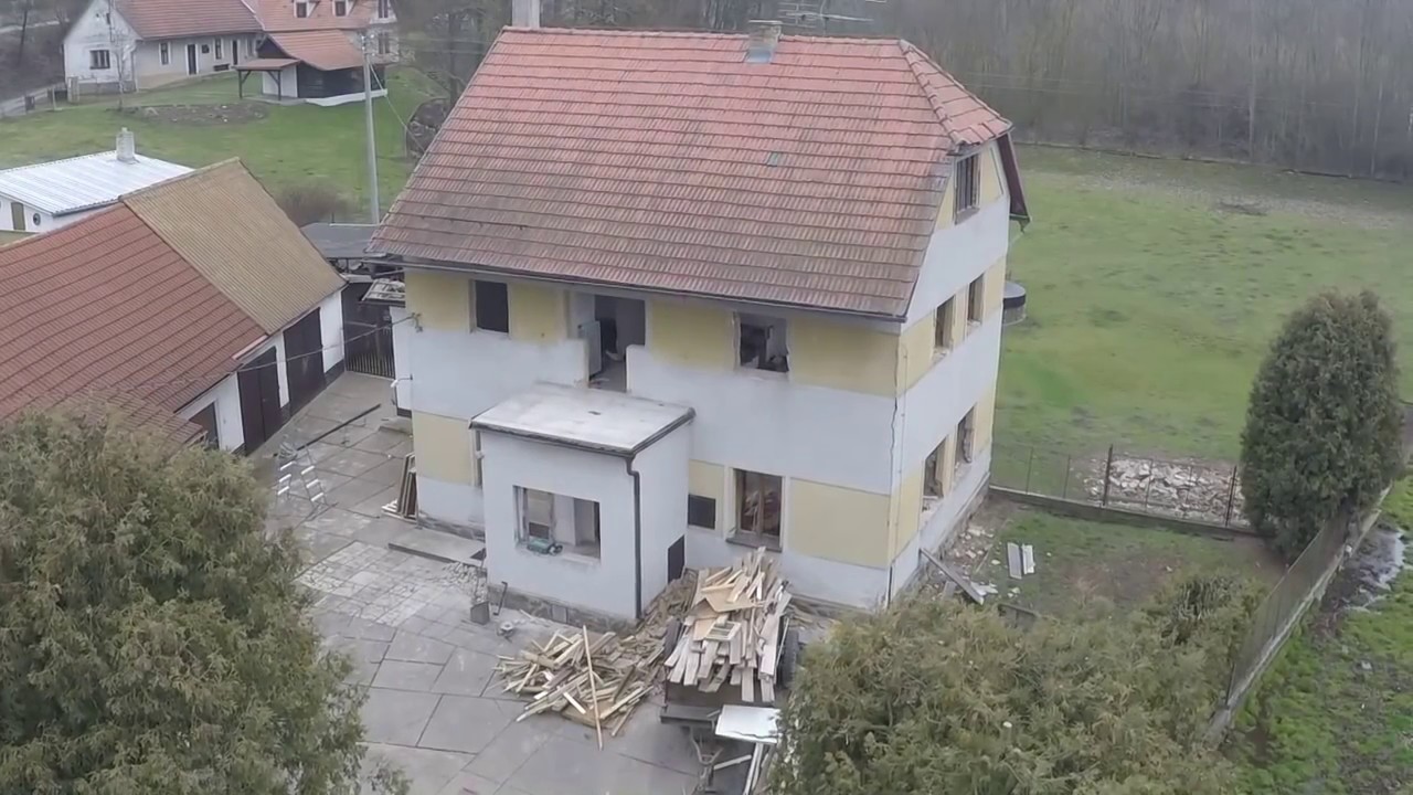 Demolice, bourání domu, pohled z DRONu - Libor Pospíšil