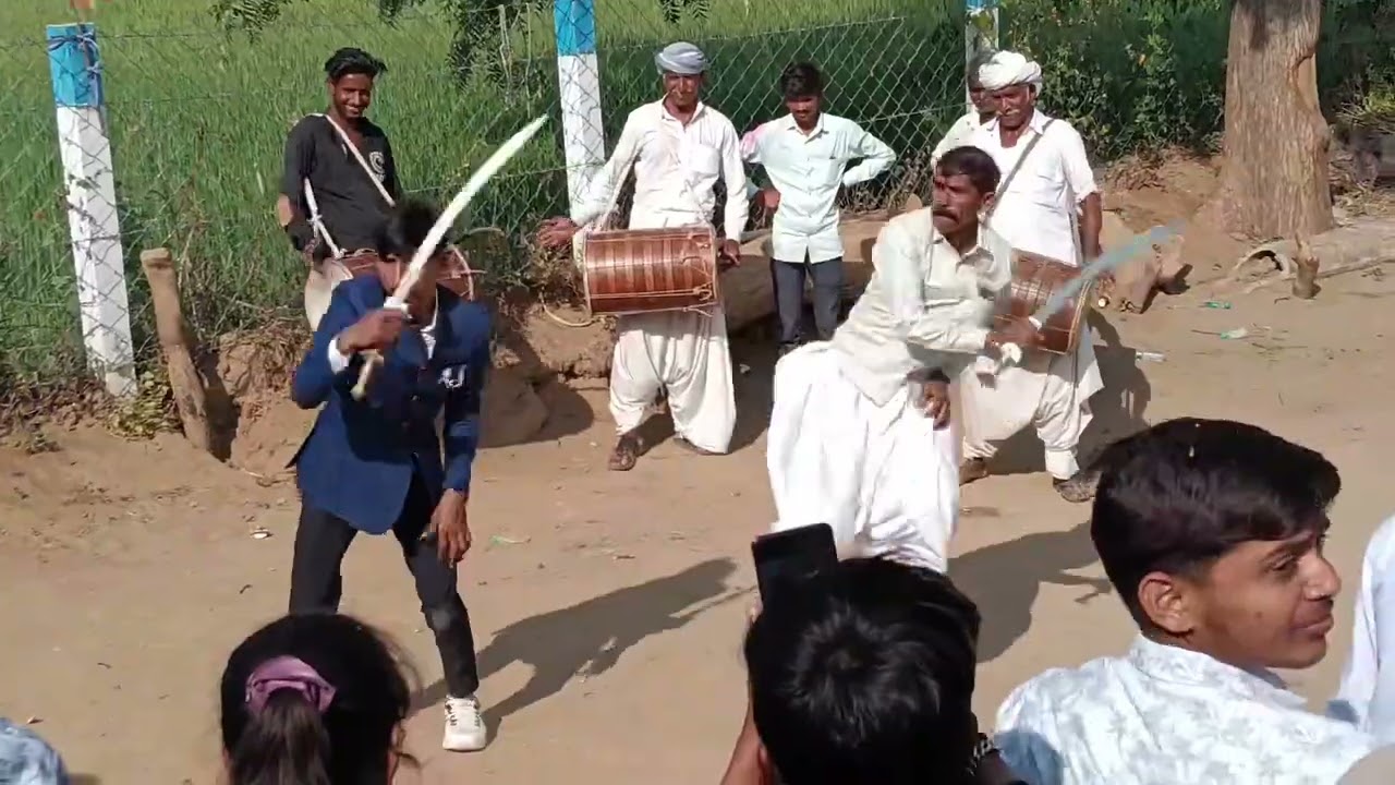 દેશી ઢોલ ના તાલે તલવાર બાજી પટા ખેલે 