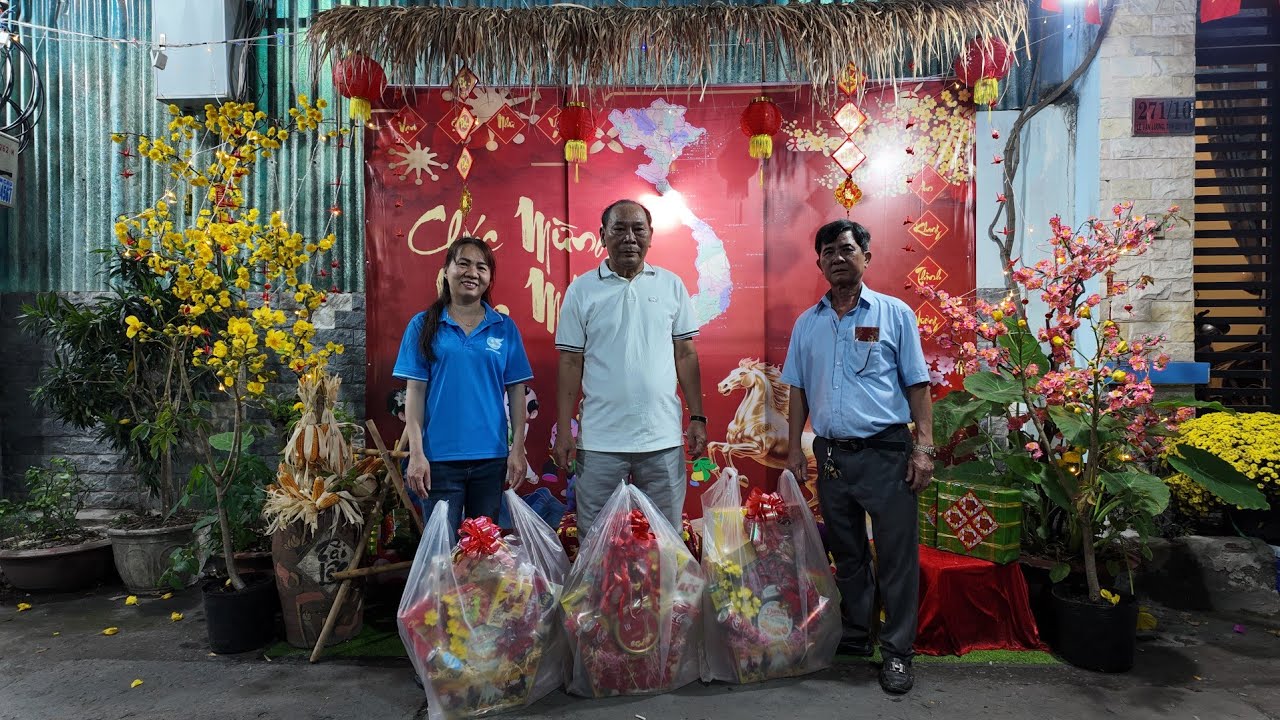 Cấp ủy Chi bộ 29 & Lãnh đạo Tổ dân phố 29, Phường Tân Hưng, Tp Hồ Chí Minh, Tặng quà tết 