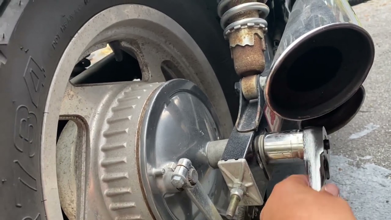 Регулировка цепи. Регулировка цепи. Honda Magna VF750C 1994 года.