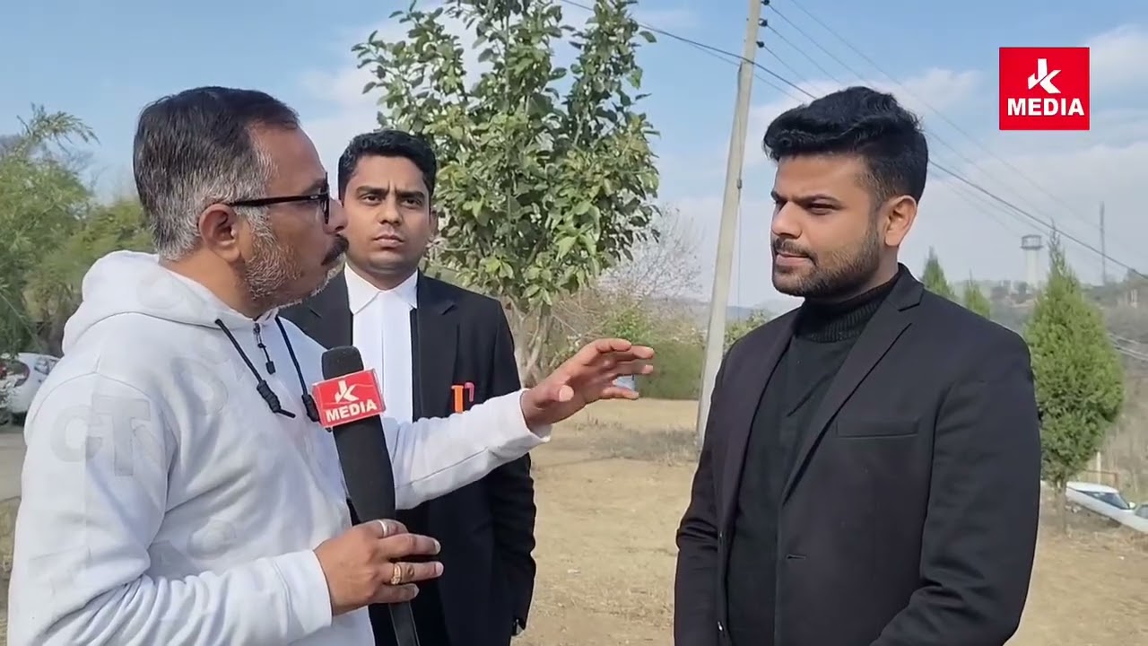 #Jammu के बच्चे सडको पर है CM #OmarAbdullah को फ़िक्र नहीं है