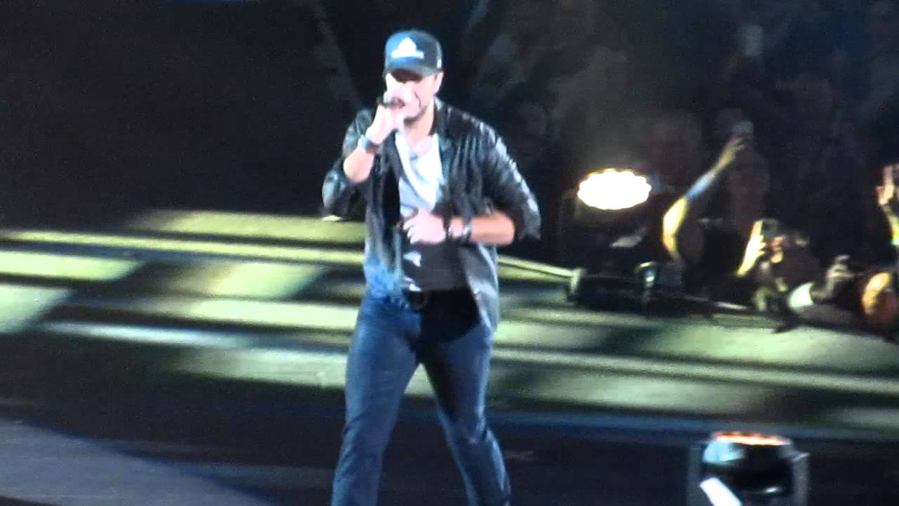 Luke Bryan Entrance & Kiss Tomorrow Goodbye