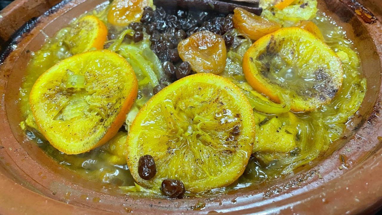 طاجين مغربي 🇲🇦 بدجاج معسل كيحمق والزبيب و البرتقال 😋 روعة هبل عائلتي لي تخاطفت عليه 😋