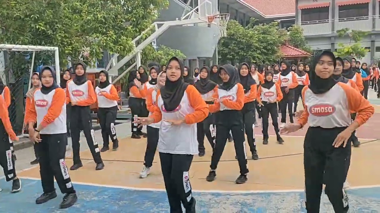 Senam Maumere Bersama Guru, Karyawan, dan Siswa SMAN 1 Ngawi