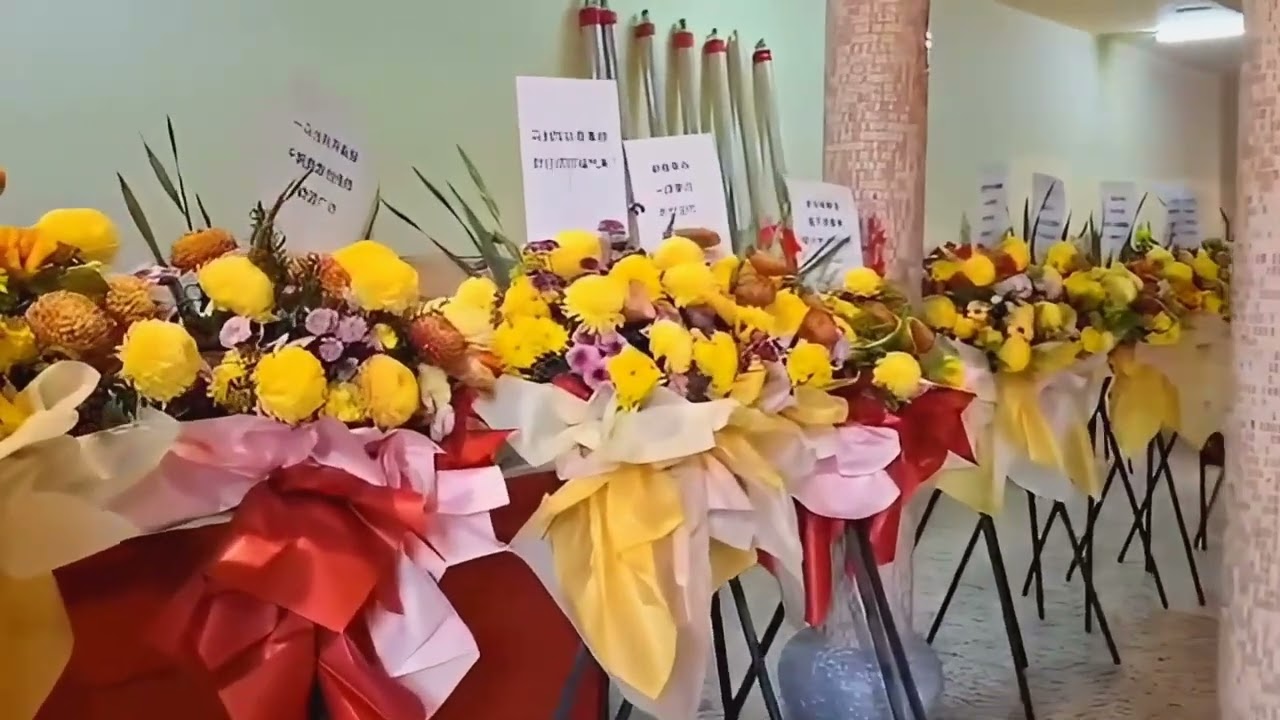安顺广东古庙 Guangdong Temple Teluk Intan, Flowers donation.