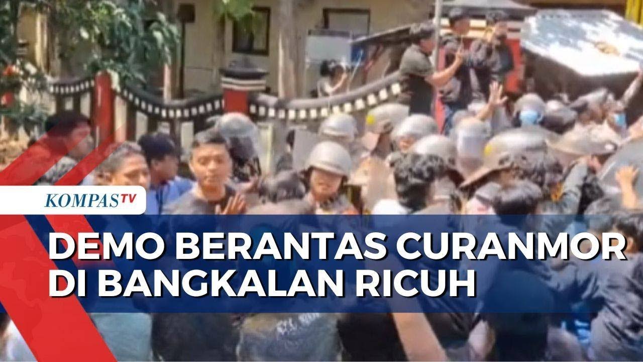 Ricuh! Mahasiswa dan Polisi Saling Dorong saat Demo Berantas Curanmor di Bangkalan