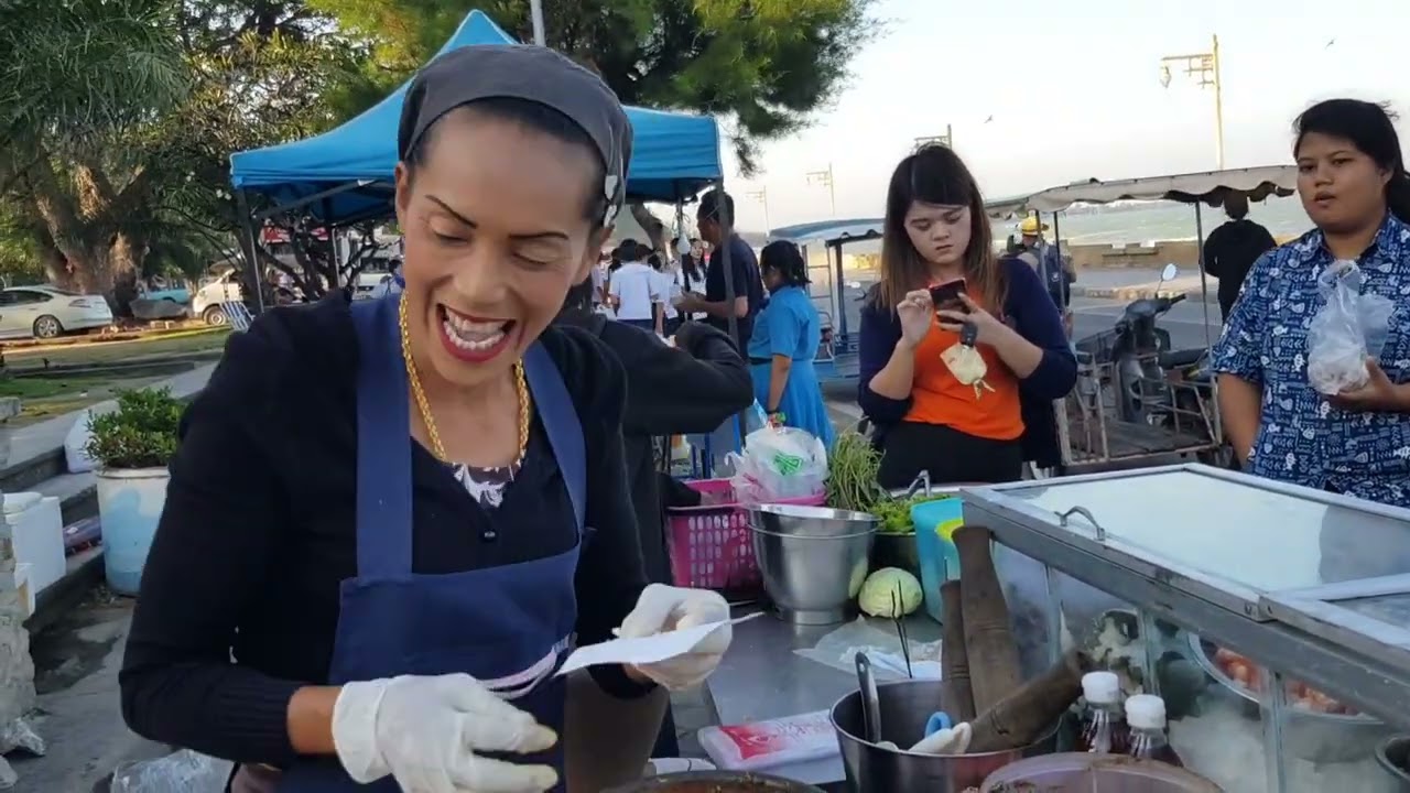 คิดถึงวันวาน รอยยิ้มของนักสู้ ส้มตำยำในครกเจ๊เล็ก ประจวบ JeaLeak Spicy Seafood Salad Thailand 
