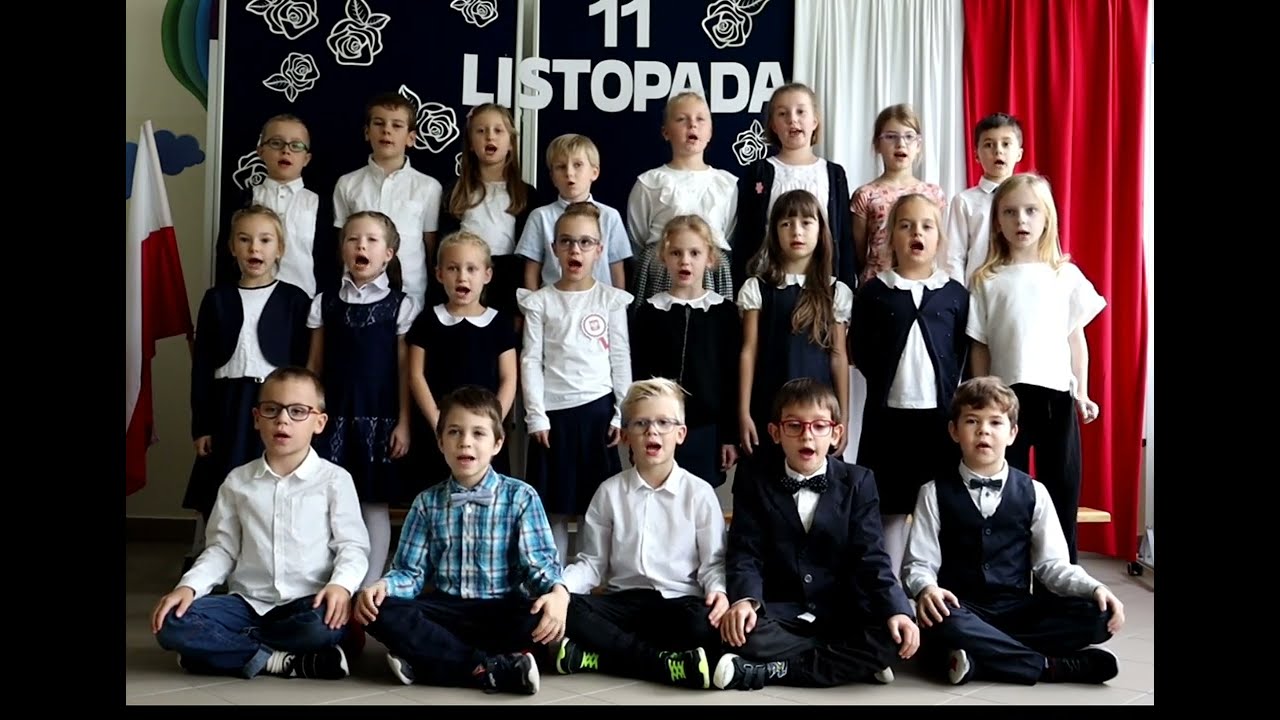Klasy 1-3 SP 21 w Tychach śpiewają pieśni patriotyczne