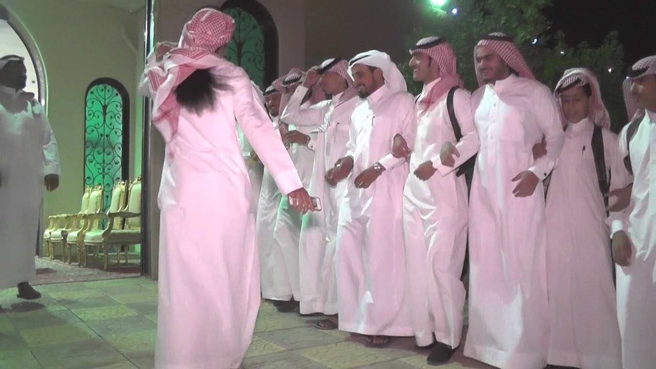 الولد ابو شعر طويل يعطي كمرت العفراني تحيه قبل يرمي الشماغ والعقال