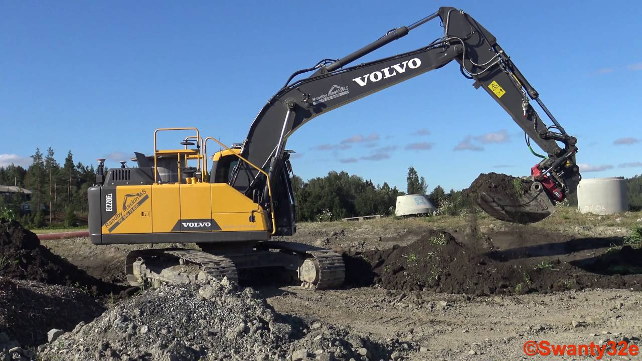 4K| Volvo EC220E Excavator Swinging Topsoil