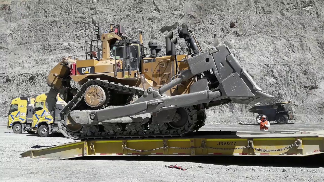 Caterpillar D11T cargado en cama baja