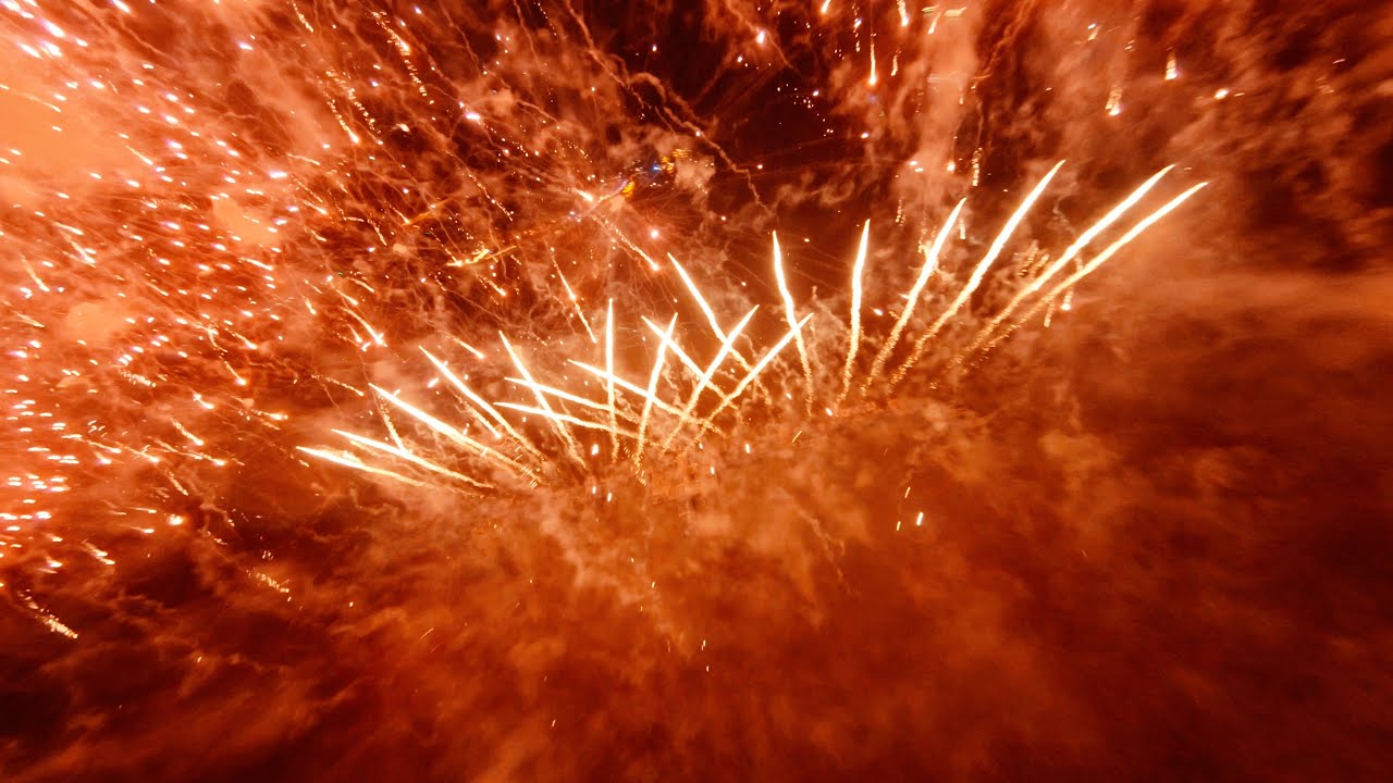 为了拍到烟花爆炸中心的画面，我们炸了两台穿越机！