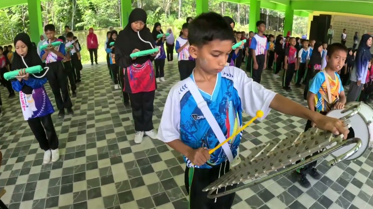 ร้องเพลงชาติในแบบฉบับโรงเรียนชุมชนบ้านต้นสน