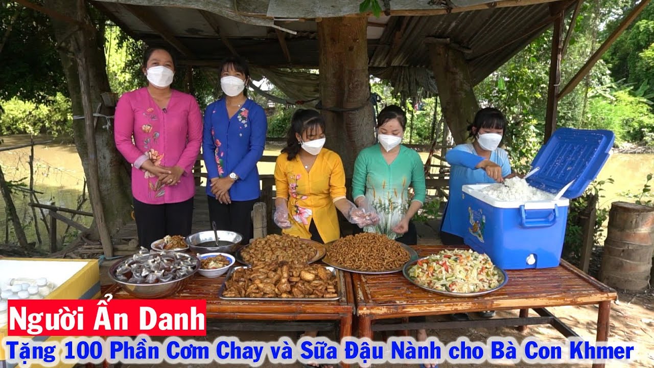 Nhân Ngày Lễ Phật Đản Sanh, Người Ẩn Danh tặng 100 Phần Cơm Chay và Sữa Đậu Nành cho Bà Con Khmer