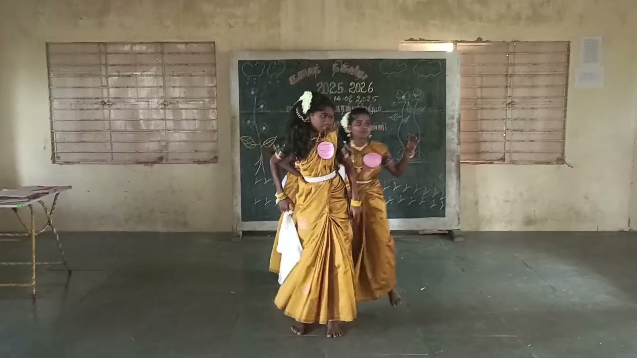 மயில்கள் ஆடுது