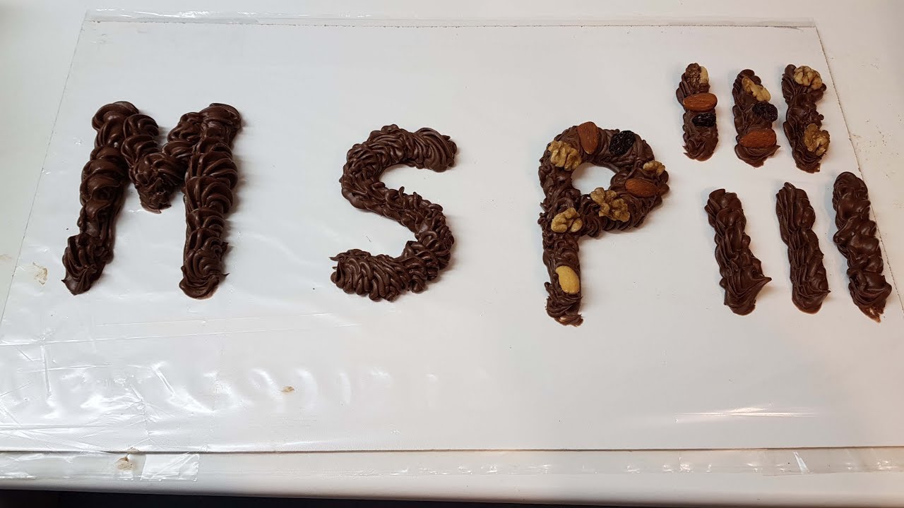 Zelf een chocolade letter spuiten