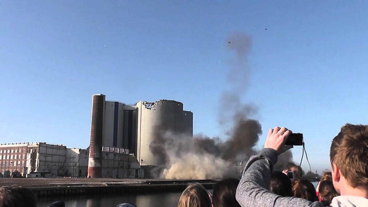 Neerhalen schoorsteen suikerfabriek Groningen