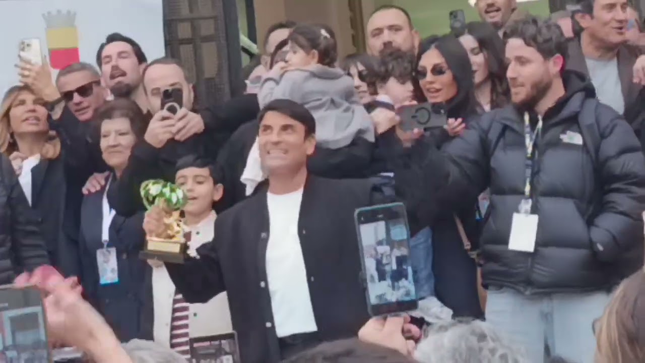 Sal Da Vinci  abbraccia il Quartiere la Torretta e si emoziona 