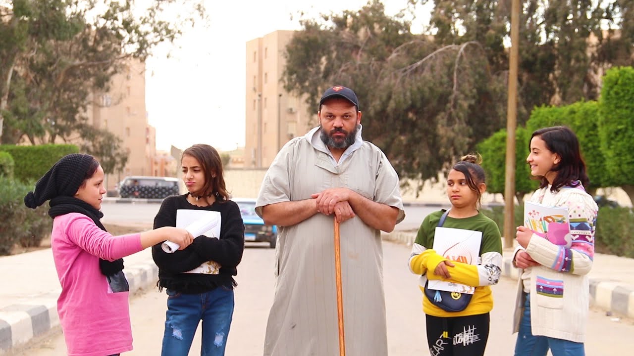أهانت أبيها أمام صديقاتها لأنه عامل نظافة والنهاية كانت مؤثرة