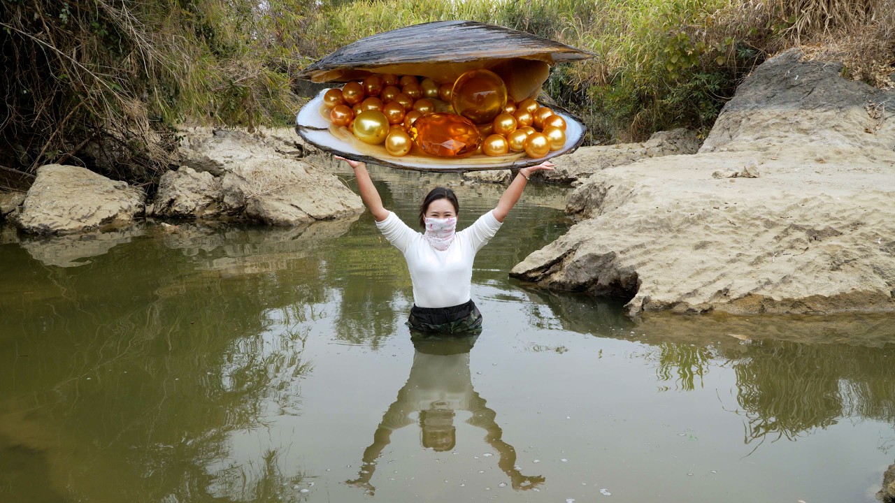 😱The girl opened the giant clam, which was filled with sparkling golden pearls that were enchanting