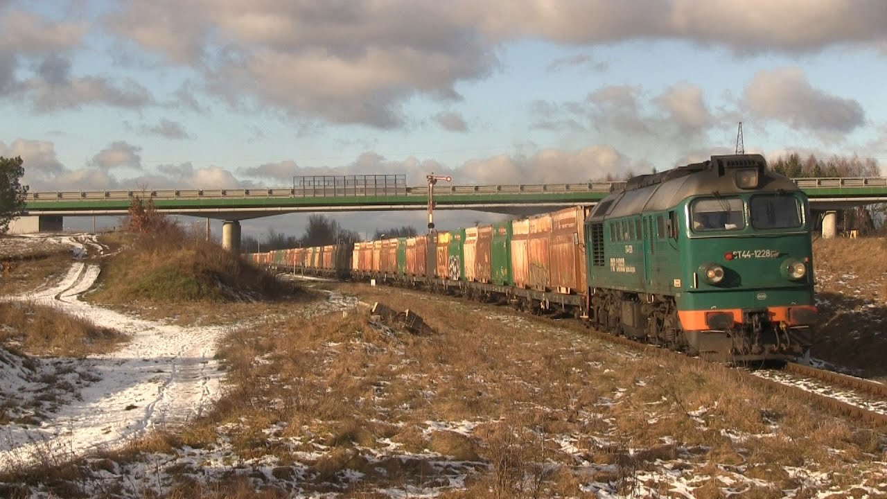 Lokomotywa malaturą nawiązująca do dawnych lat. Piękny, zielony Gagarin ST44-1228  z popisowym Rp1.