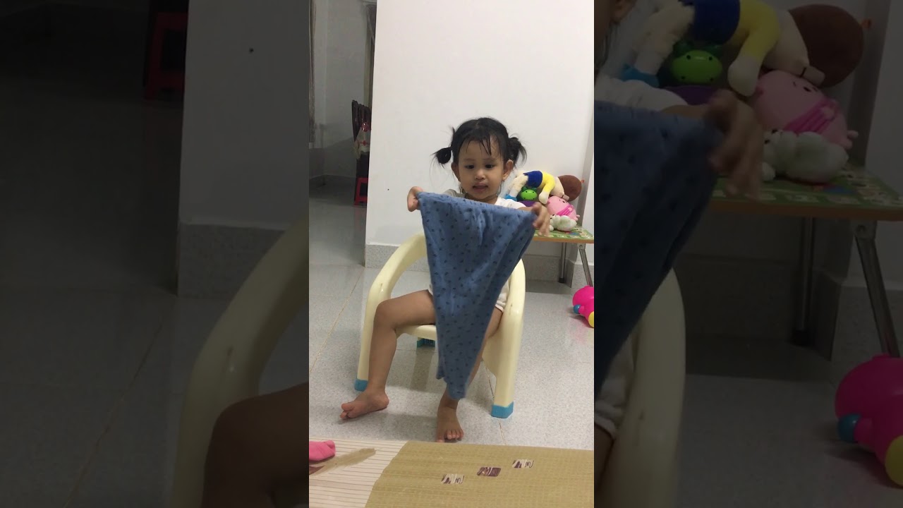 Bé 2,5 tuổi tập mặc quần