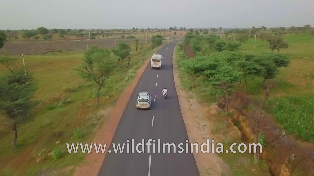 Rajasthan state highway en route Churu - Driving in India's arid west