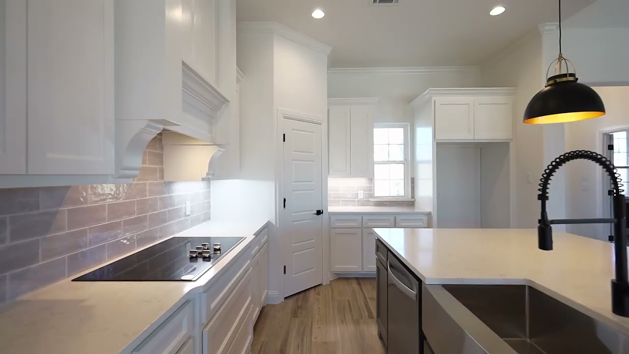 257 Coalson Xing Azle, TX 76020