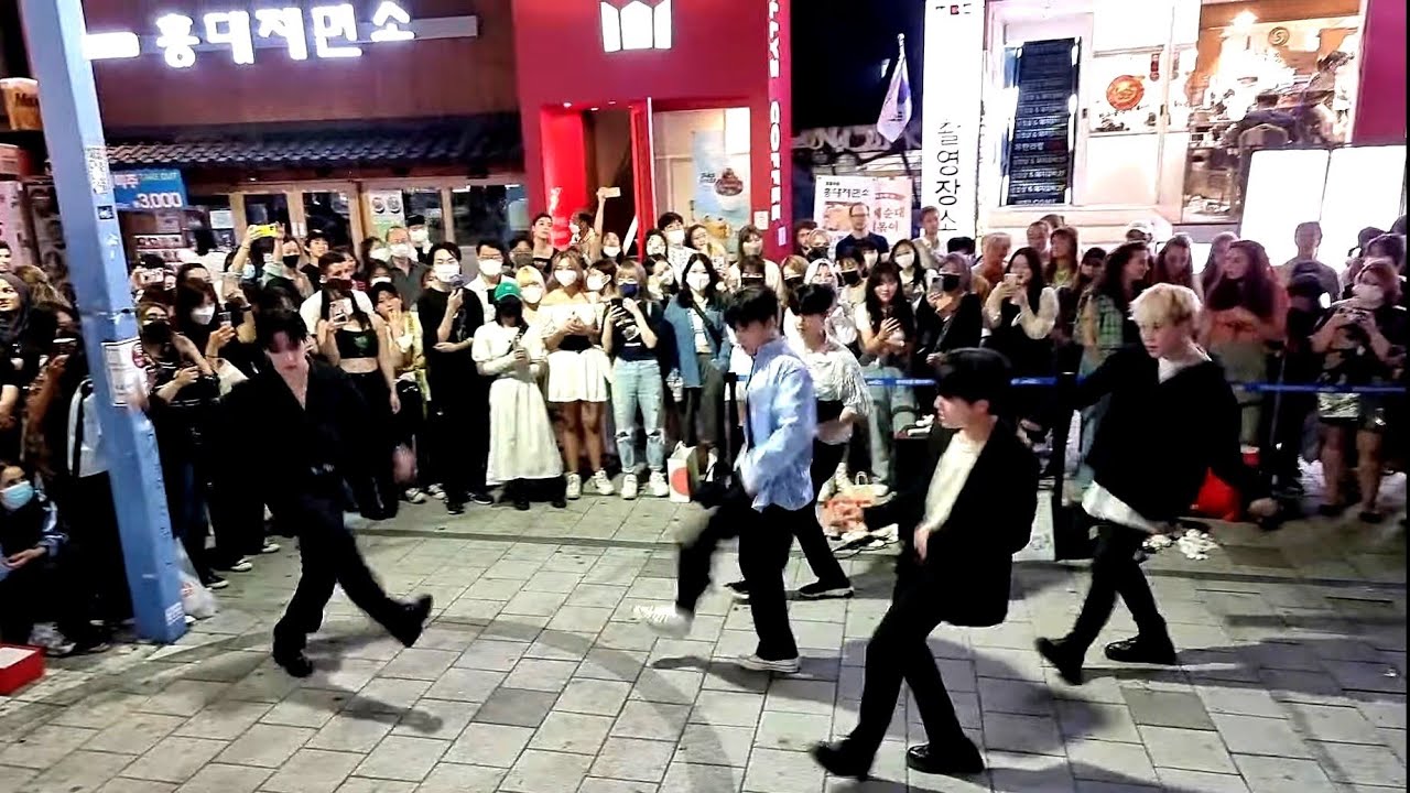 FRIDAY. AQA. BEAUTIFUL CAPTIVATING BUSKING.  HONGDAE STREET.