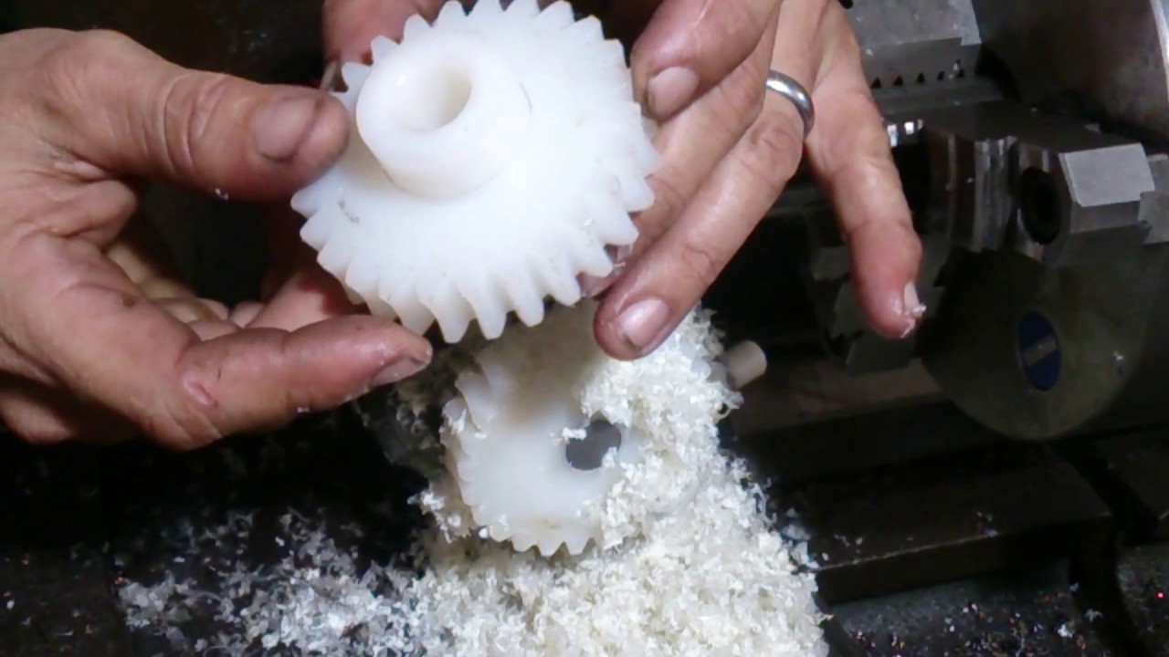 UMA ADAPTA&Ccedil;&Atilde;O PERFEITA NO TORNO MEC&Acirc;NICO !! Cutting Gear Teeth On The Lathe, fazendo uma engrenagem