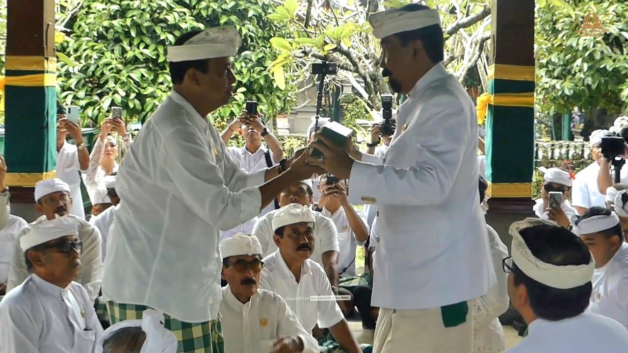 MELASPAS BUSANA LAN PENYERAHAN TONGKAT KOMANDO PURI AGENG MENGWI