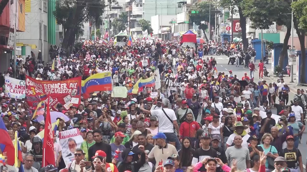 Venezuelan government supporters march in Caracas to demand return of Nicolás Maduro