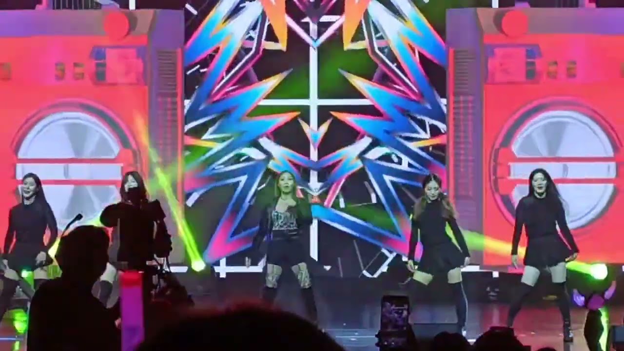 MINZY (공민지) - HAPPY (2NE1) | Glee Tour in Manila