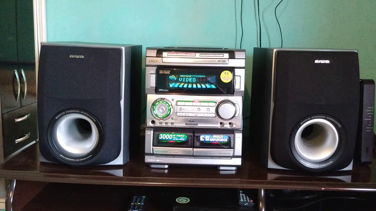 Aiwa s909 tocando música eletrônica.