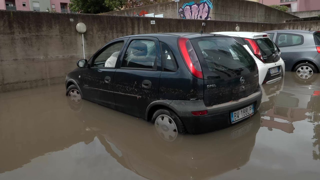 Maltempo, allagamenti a Ferrara: auto nell'acqua: la disperazione dei proprietari