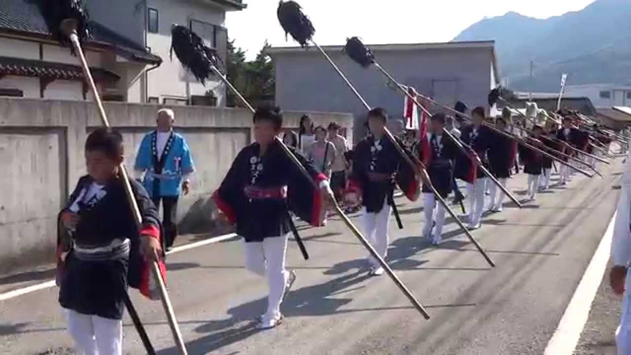 久玉の秋祭りの行列です。なぜ鳥毛を倒すの？