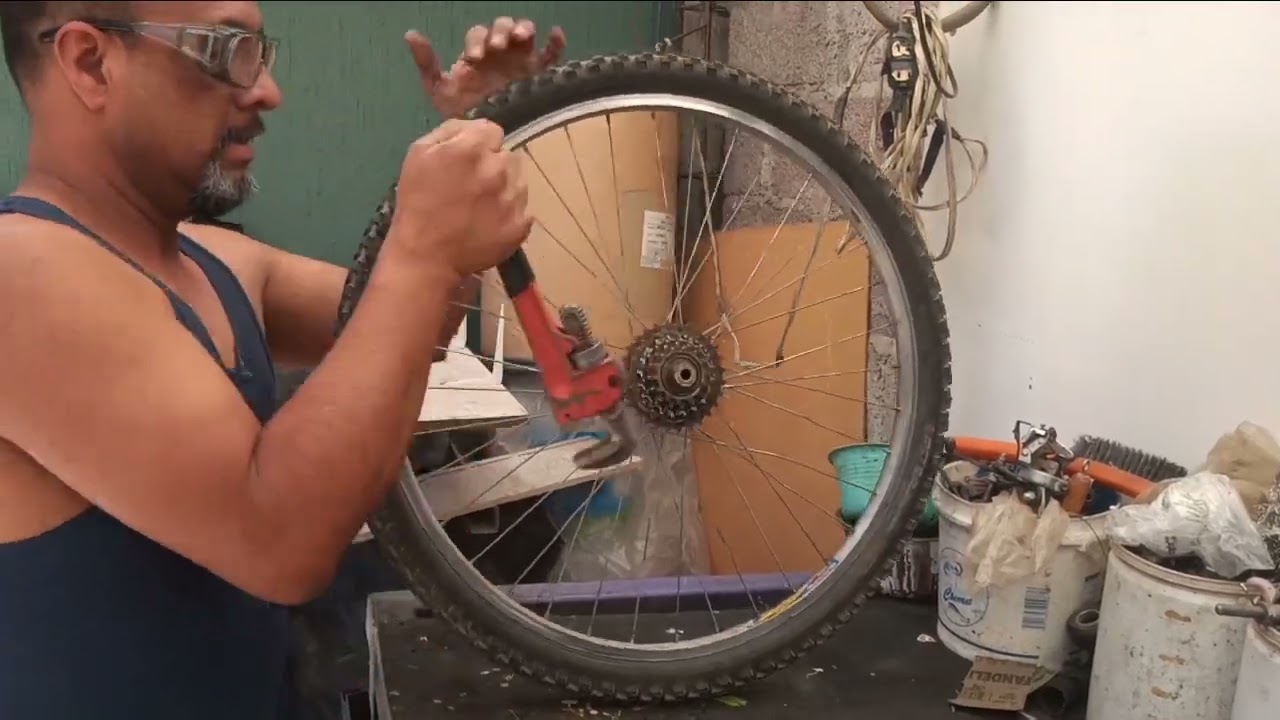 Ajustar eje y tijera trasera de bicicleta.
