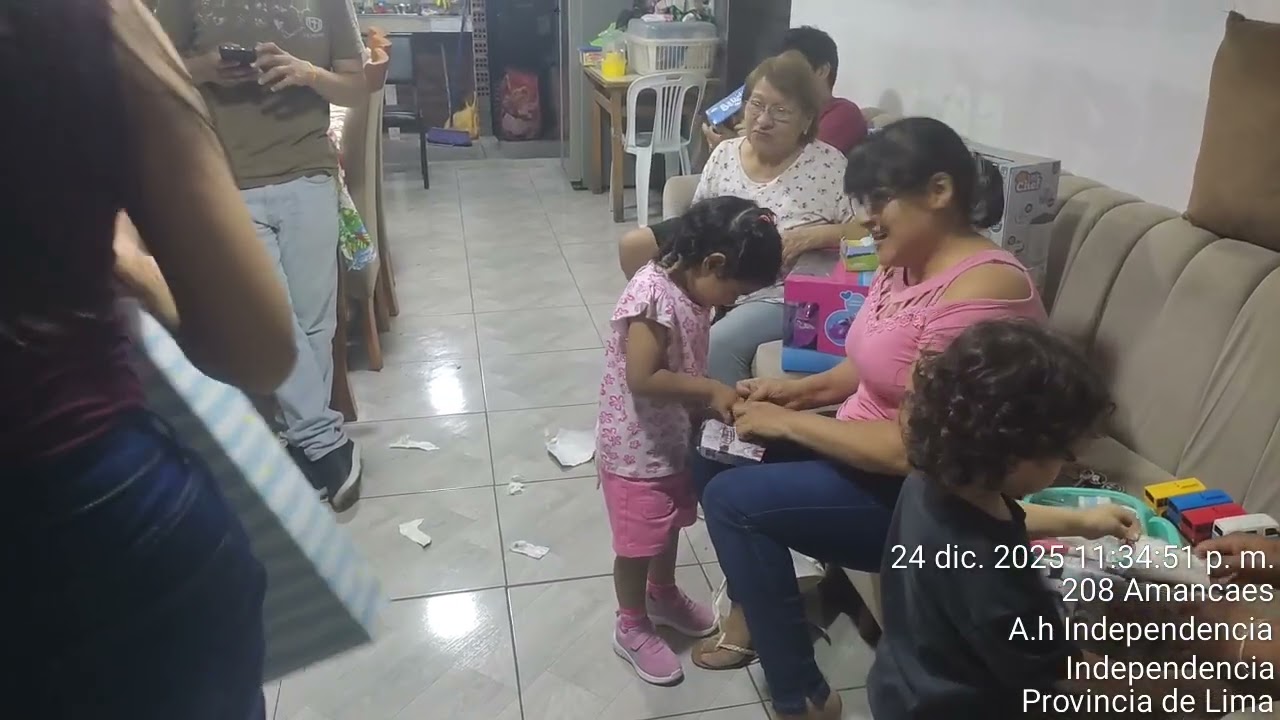 Abriendo sus regalos de navidad mis dos hermanos sobrinos 