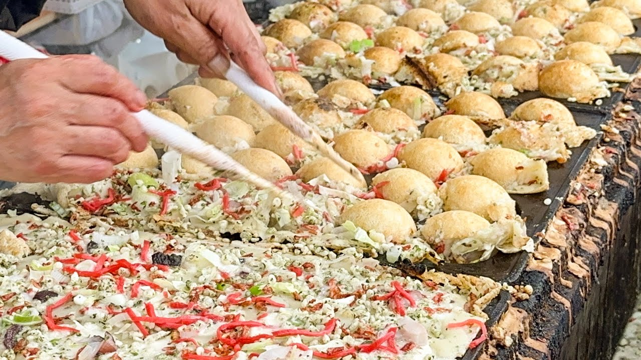 japanese street food - jumbo takoyaki  焼きたて大きいたこ焼き