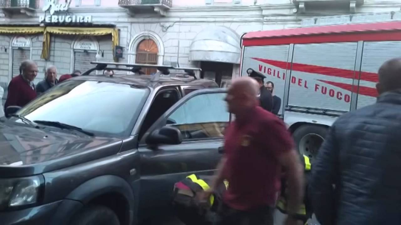 Bambino bloccato in auto salvato dai vigili del fuoco 05-05-2016