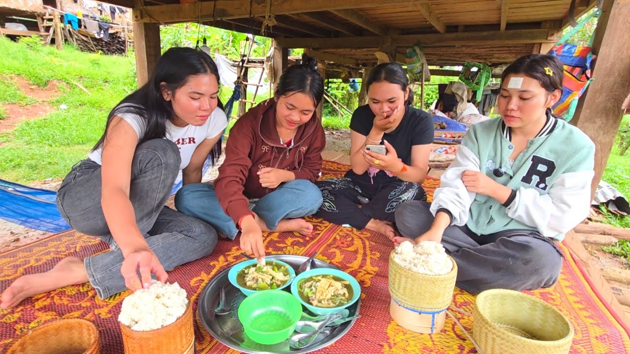 4 สาวชวนหนุ่มไทยมาทานข้าวอยู่ที่บ้านหนองหัว 26 กันยายน ค.ศ. 2025
