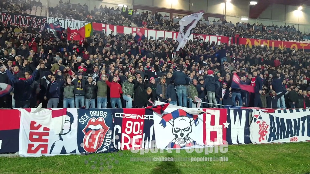 Cori, sfottò e bandiere della Tribuna Cosenza vs Reggina, Lega Pro 2016-17