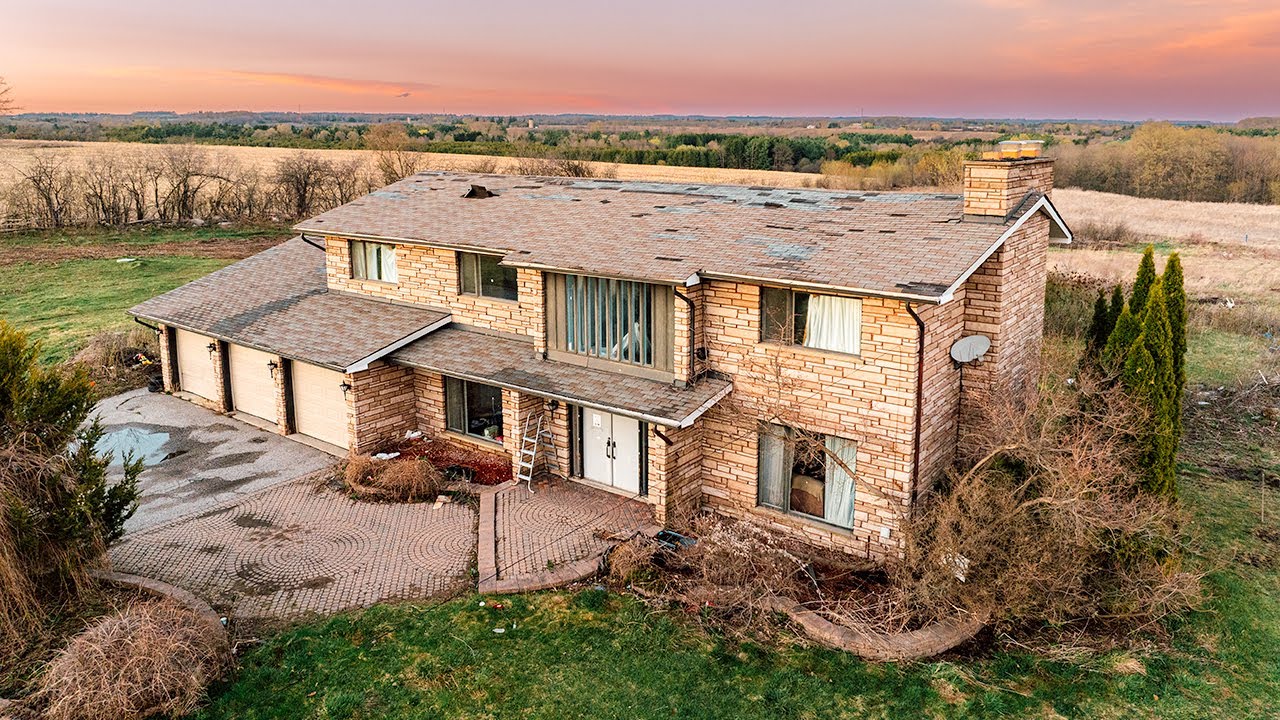 THEY LEFT EVERYTHING! Inside a Doctors 1970s Dream Mansion ABANDONED In the Countryside!