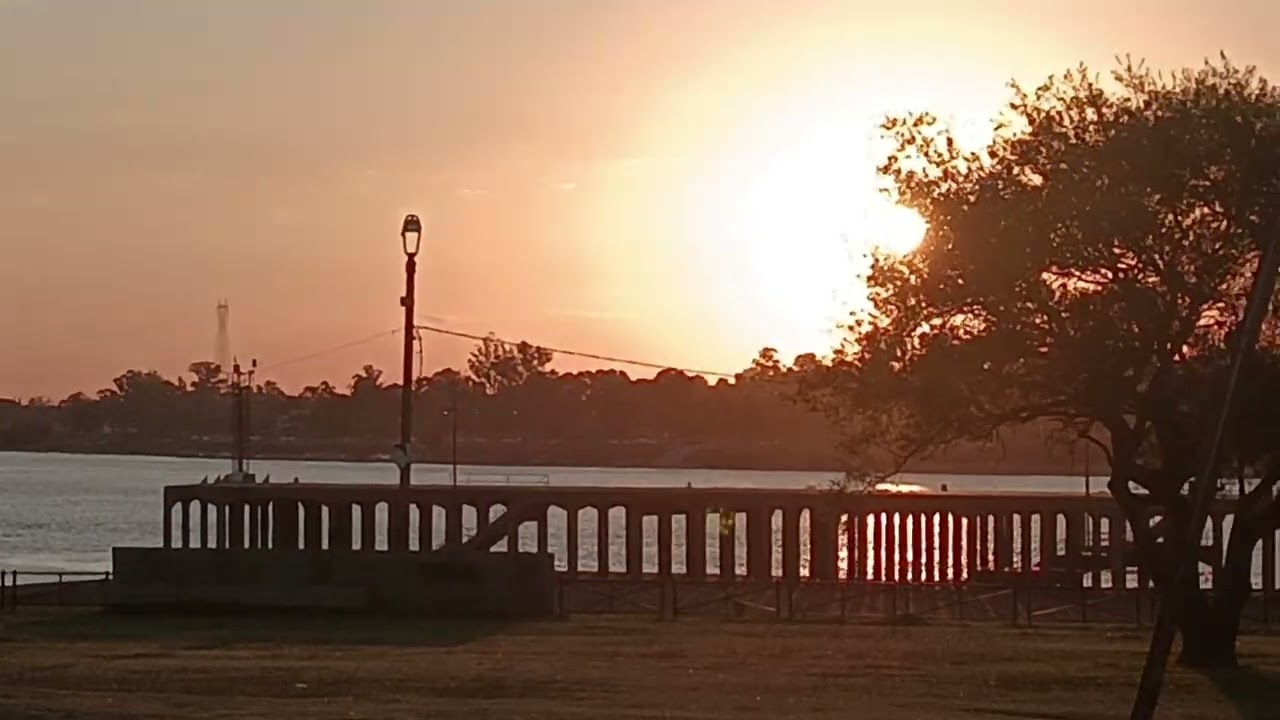 Atardecer en la costanera de Salto.