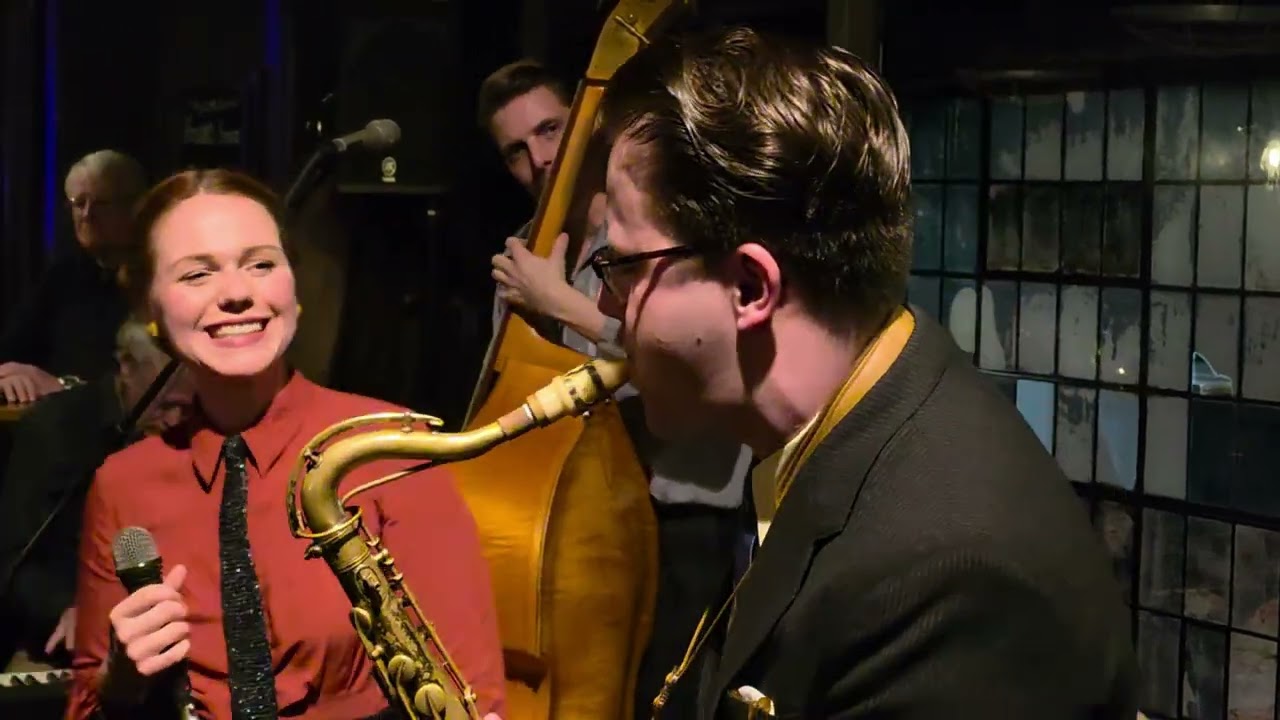 Buz Buzz Buzz - Anna-Karina Barthel and Lorenz Knauft with the Rosmaity Brothers