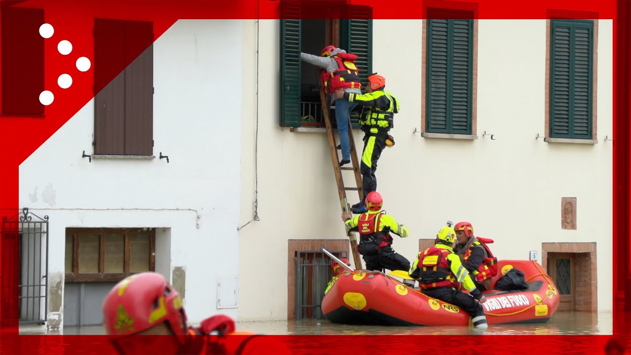 Alluvione a Faenza, soccorritori con gommoni e scale per raggiungere persone bloccate in casa